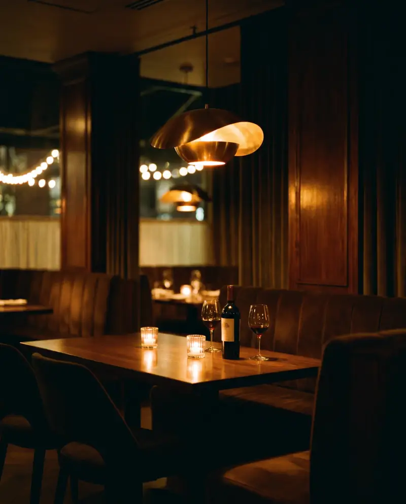 Salle intime du restaurant dressée à la bougie
