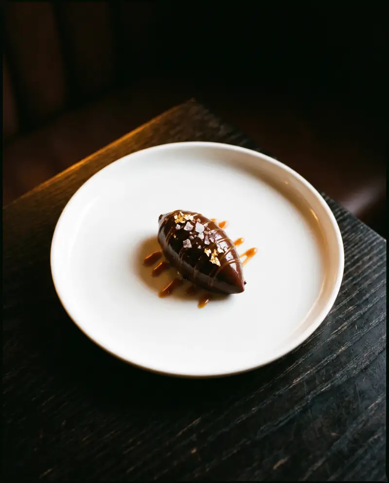 Quenelle de chocolat noir Valrhona avec sel de Guérande et feuille d'or