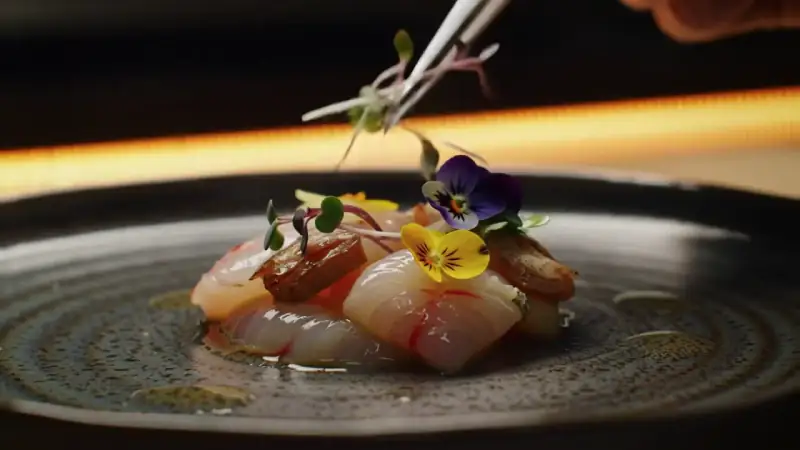 Dressage minute d'un plat en cuisine avec fleurs comestibles